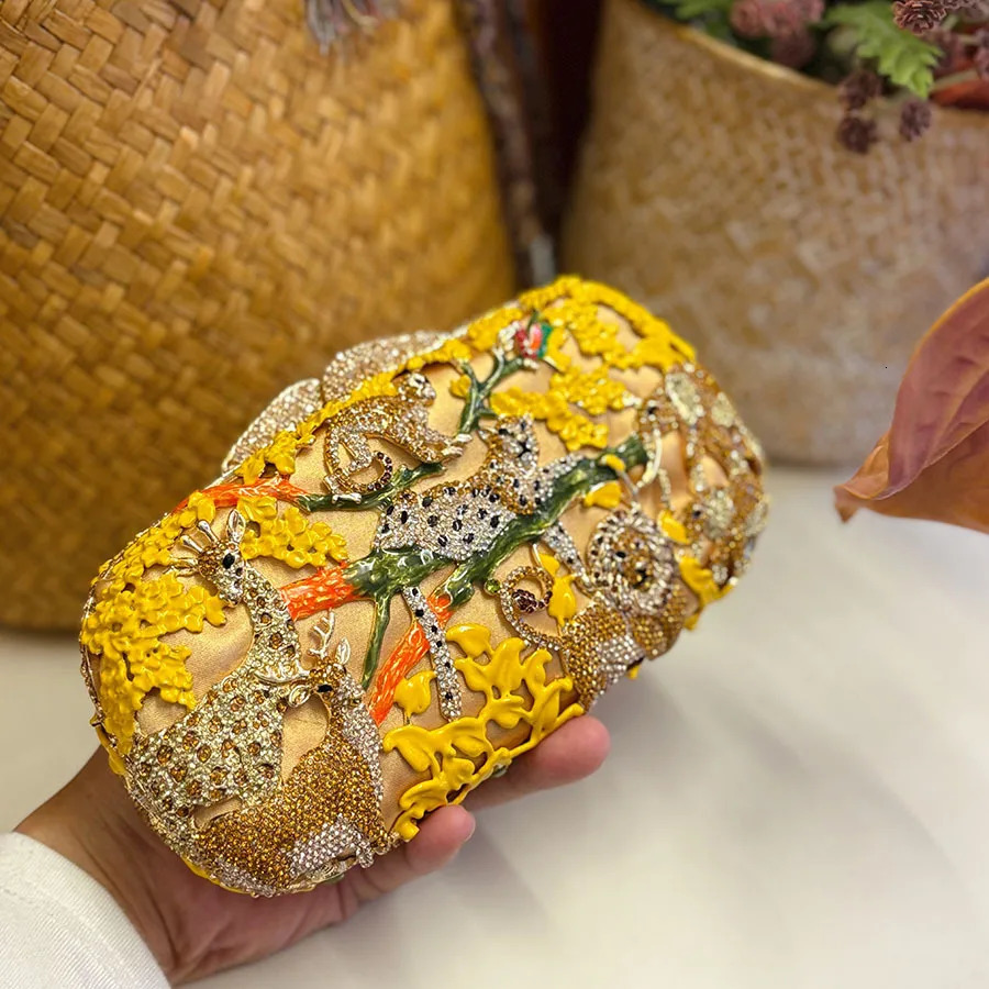 Chinese embroidery temperament glitter hollow pattern dinner bag retro exquisite celebrity messenger clutch 260307