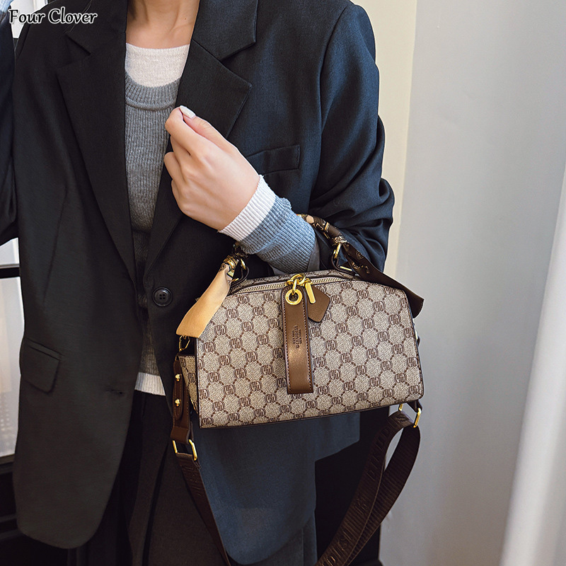 New stylish and minimalist Boston bag, large-capacity shoulder tote, designer women's bag, trendy retro crossbody shoulder bag, European and Amer