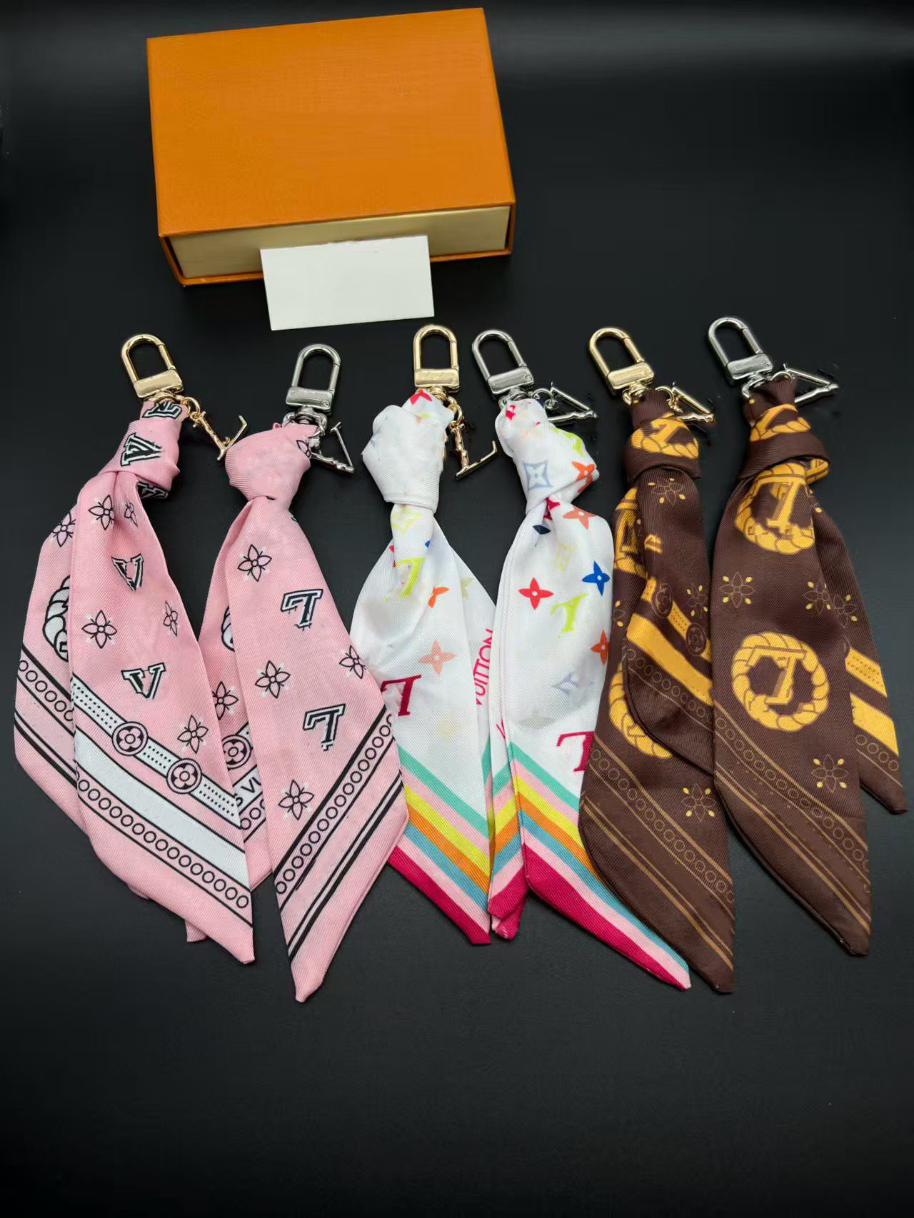 Fashion Deisnger Lanyards Portable Scarf Designer Key Chain Bag Purse Silk Cherry Charm Keychains Luxury