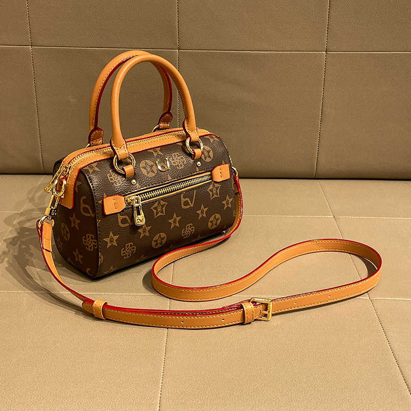 Designer Bowling Bag Women's New Fashionable Boston Pillow Bag Luxurious High-Capacity Tote Bag