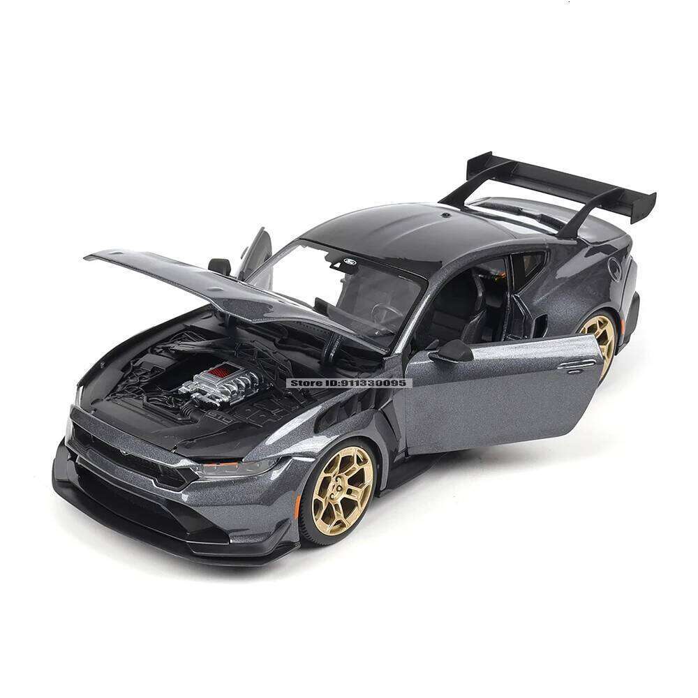 Maisto 1:18 2025 Ford Mustang CTD Car Static Die Casting Model Collection Toy Gift Black base Z260306