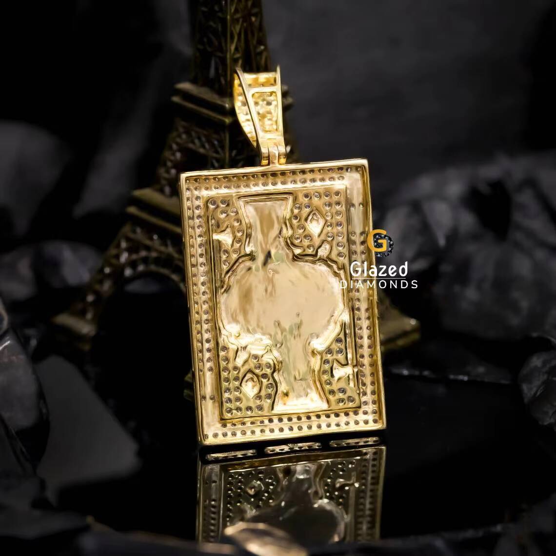 Charm Hip Hop Moissanite Round Brilliant Cut King Card Poker Pendant Studded in 10kt Yellow Gold for Unisex