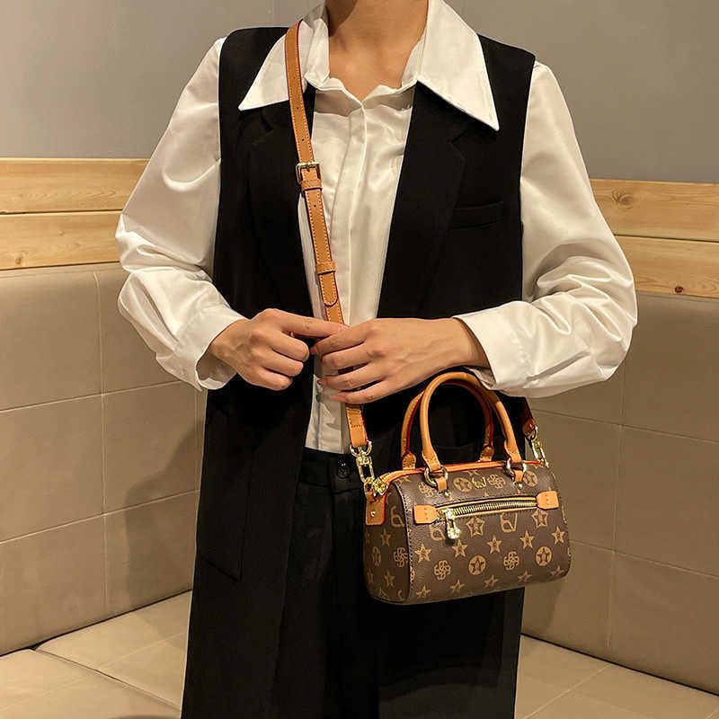 Designer Bowling Bag Women's New Fashionable Boston Pillow Bag Luxurious High-Capacity Tote Bag