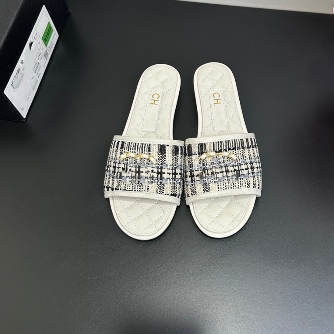 Designer Tweed Slides for Women Quilted Pattern with Gold Chain Detail Open Toe Flat Slippers for Casual & Party Wear high quality cc sandals