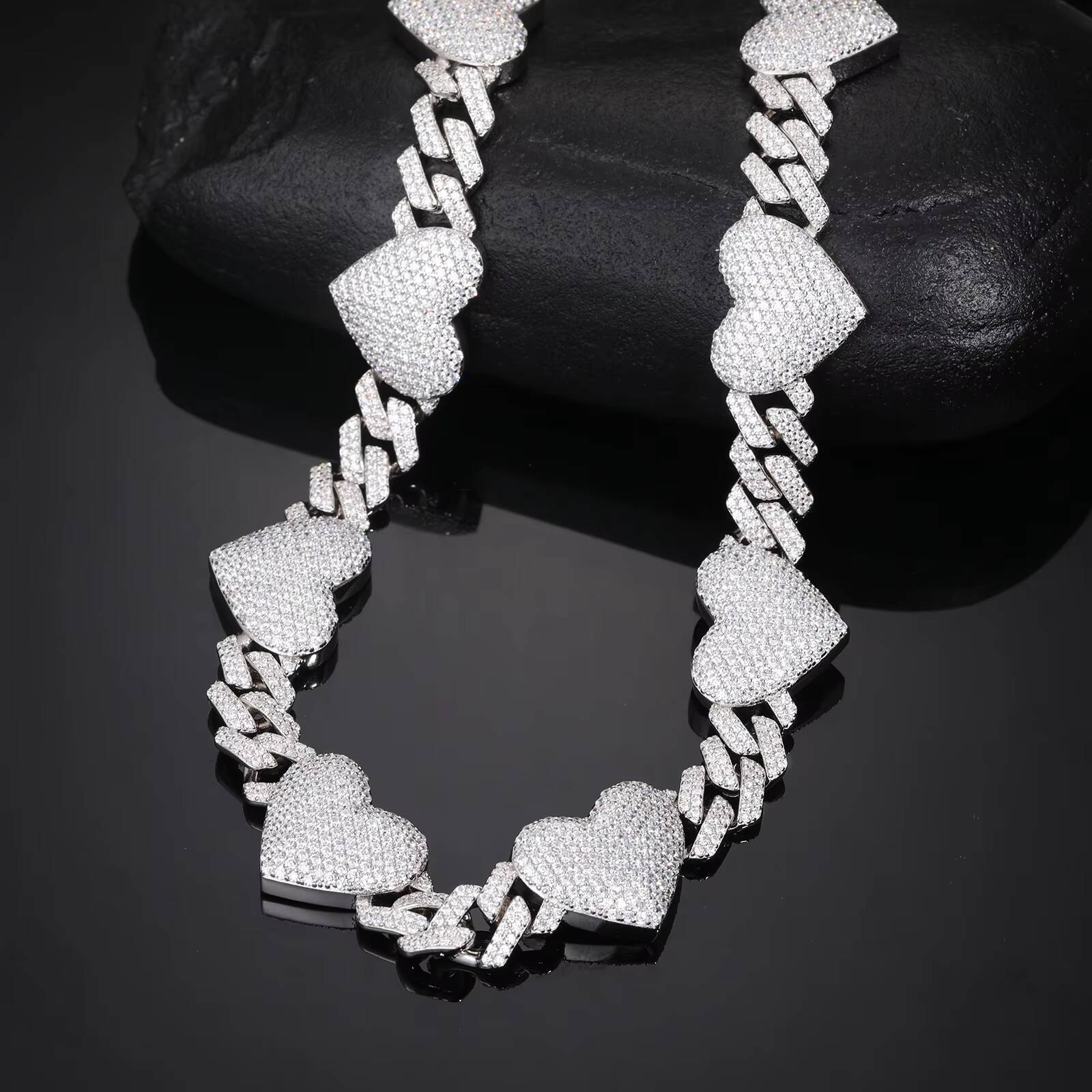Xs Fashion Hop Jewelry 17mm 925 Sterling Silver Vvs Moissanite Iced Out Heart Charm Cuban Llink Chain Necklace