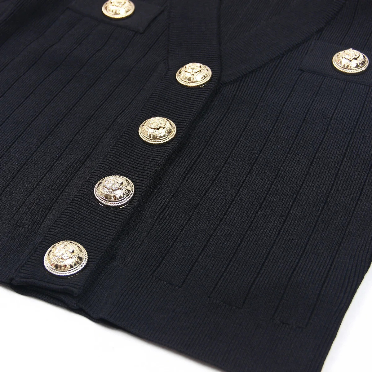 SML Black And White Highquality Fashionable Elastic Knitted Fabric Button Decoration Short Sleeved Slim Fitting Womens Tshirt 260306