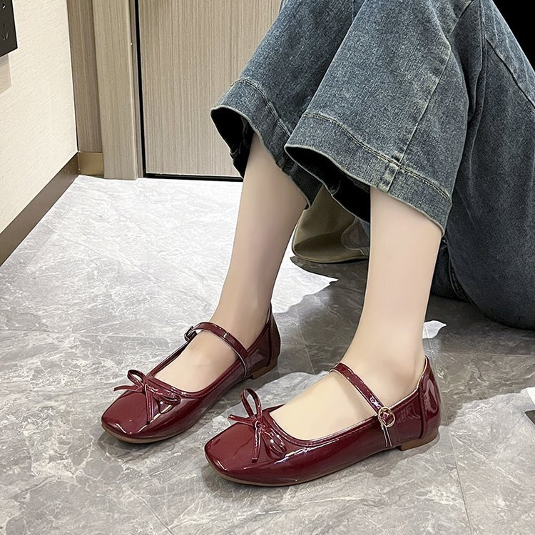 Ballet style shallow mouth single shoe 2025 new fashion bow French glossy small leather shoes buckle simple flat shoes
