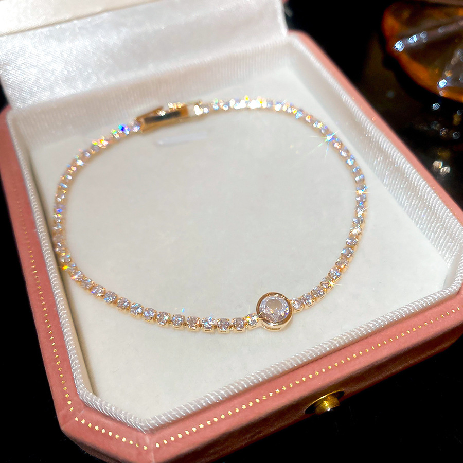 Fresh elegant adjustable bracelet for women, inlaid with imitation white iridescent zircon low-key luxury simple fashionable