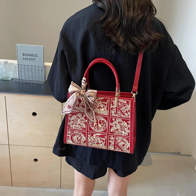 2024 Chinese Bag Bridal Embroidered Handbag with Phoenix n Large Capacity Bride Clutch Purse 260307