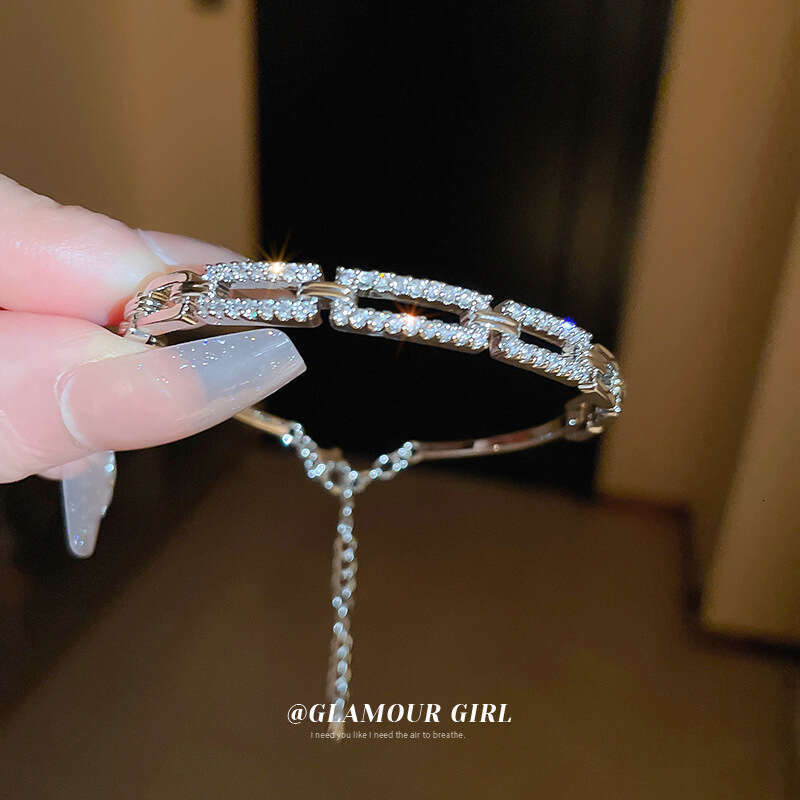 Fashionable and stylish diamond-encrusted pig nose bracelet for women, light luxury full-diamond Design design, versatile adjustable open bangle