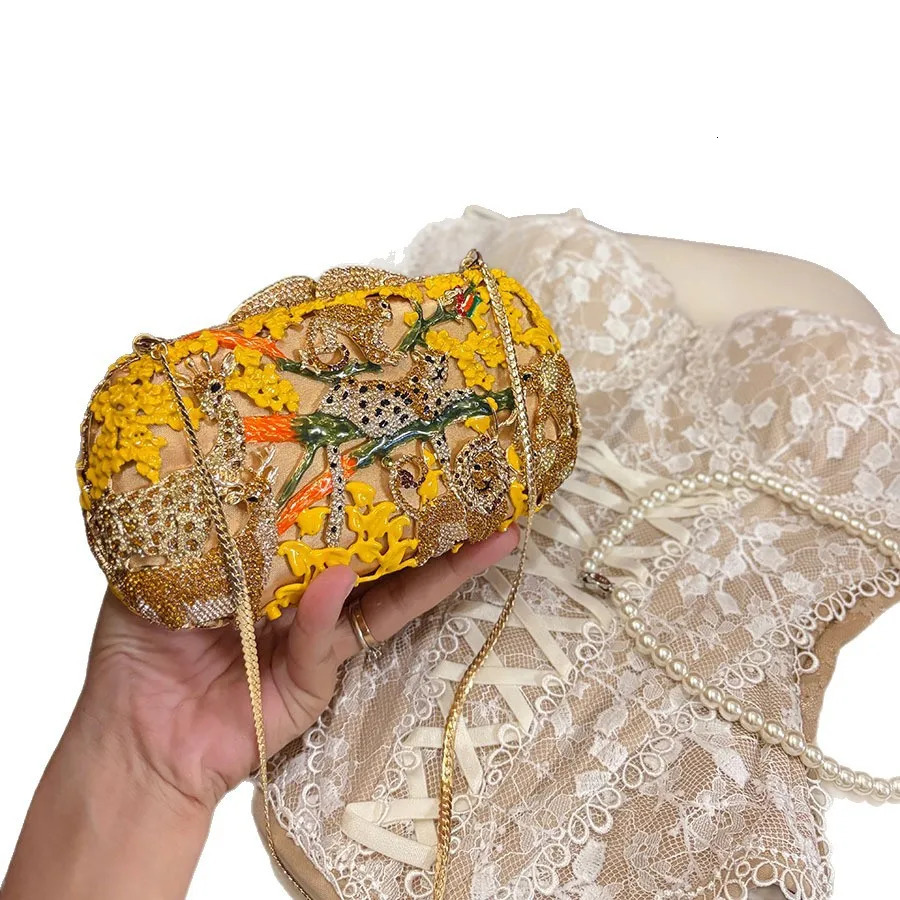 Chinese embroidery temperament glitter hollow pattern dinner bag retro exquisite celebrity messenger clutch 260307