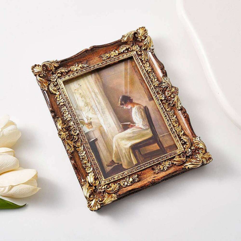 1PC, photo display made of European retro resin with a three-dimensional patterned frame H260306