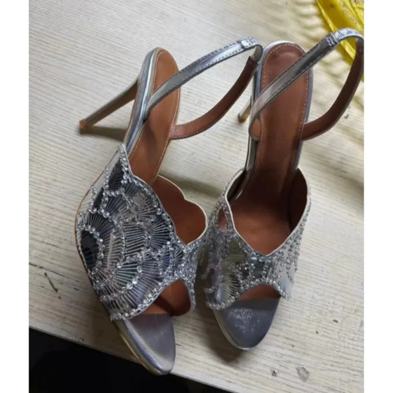 European and American Womens Sexy Sequin Fabric Back Strap Exposed Toe Party Sandals 2026 Summer Versatile Walking Slippers 260303