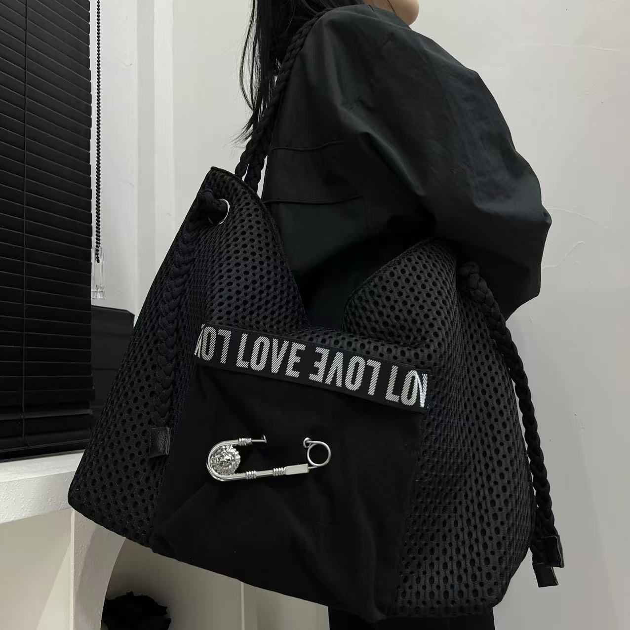 2026 new Women's casual Korean-style new large bag with woven shoulder strap crossbody unique large pin tote bag