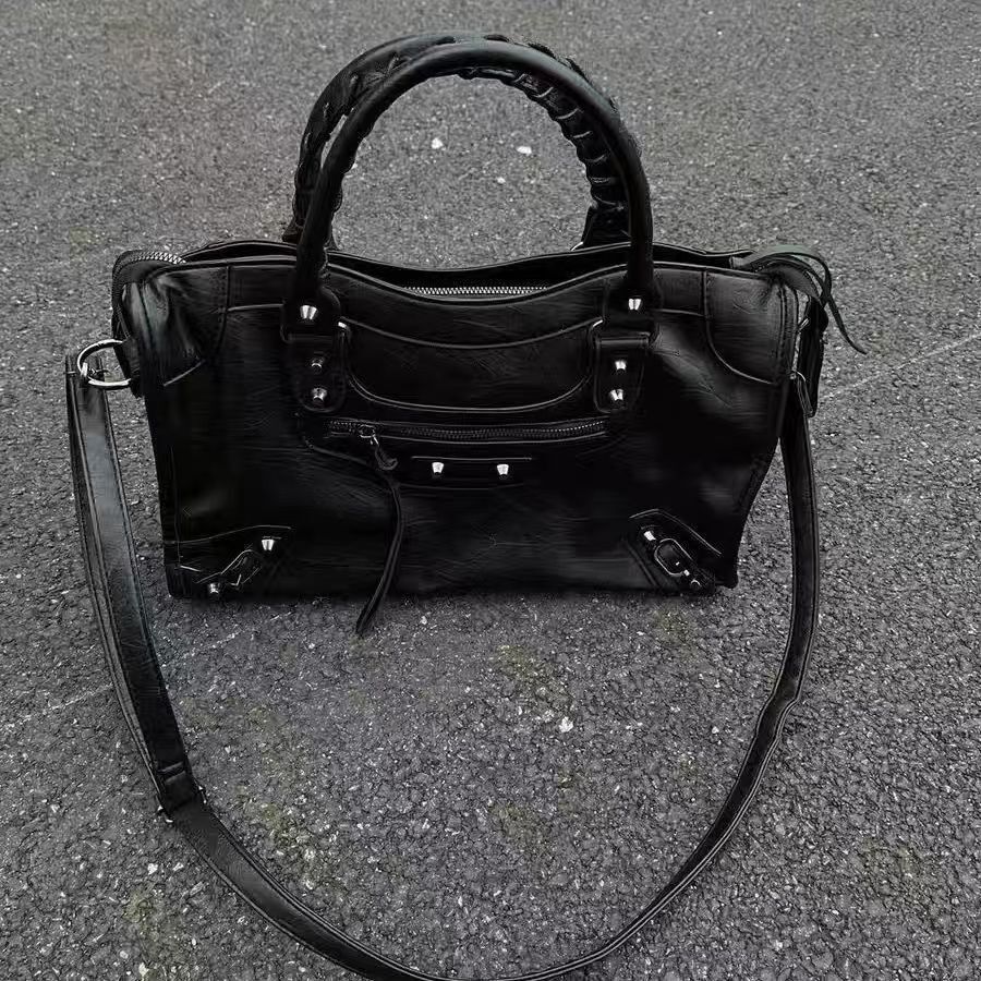 New spicy girl inlaid motorcycle bag with large capacity and high-end feeling shoulder and armpit crossbody bag handbag luxury handbag designer bag sh