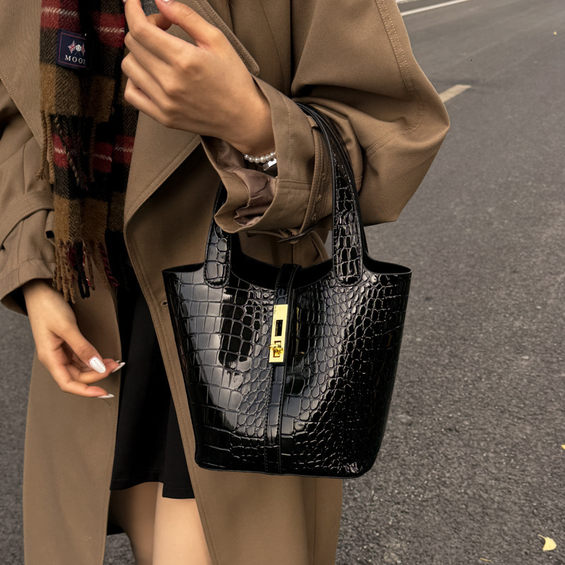 2026 European And American Style Basket Bag With Luxury Bag Designer Bag High-end Stone Pattern Multifunctional Commuting Bucket Bag Women's Shou