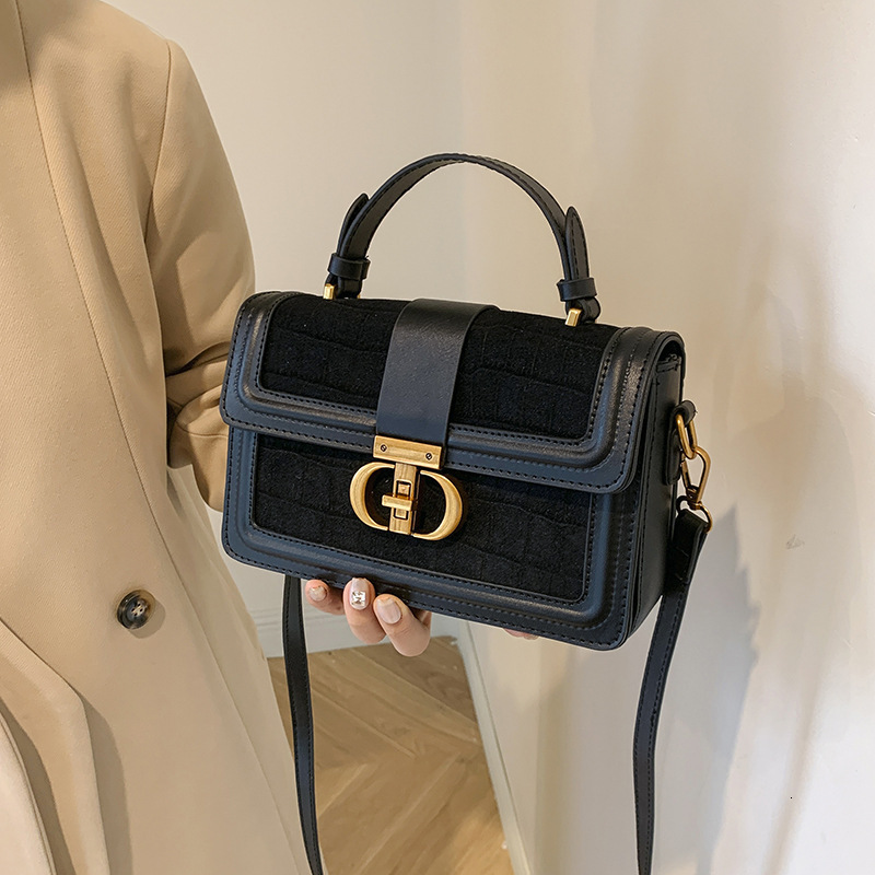 Trendy 2026 New Designer Bag Retro Handheld Small Square Luxury Bag Bag High-quality Texture Niche Design Light Luxury Shoulder Bag Wholesale Commutin