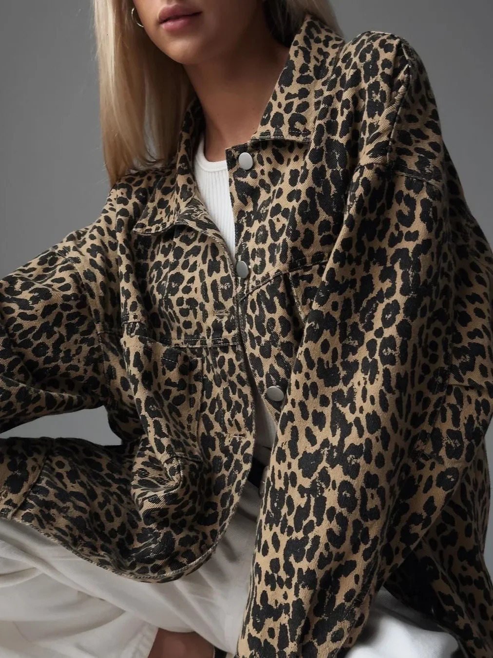 Casual Leopard Print Denim Jacket for Women Spring Loose Fit with Pockets and Buttons Trendy Vintage Mid-Length Denim 260303