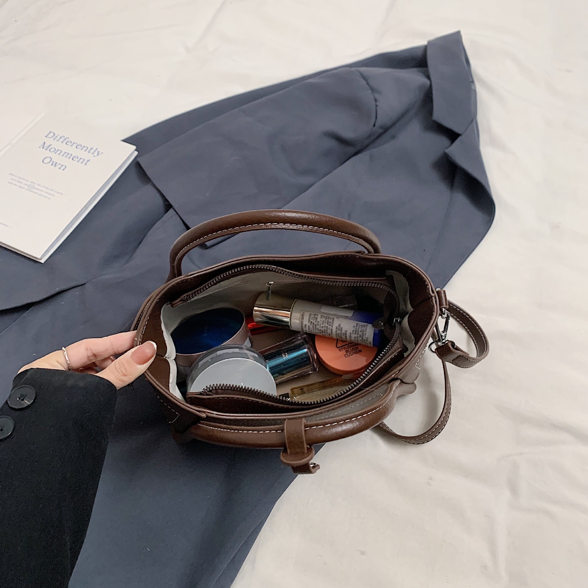 2026 Top Luxury Free Shipping New Large Capacity High End Commuter PU Shoulder Bag Niche Daily Commuter Soft Leather Luxury Bag Wing Bag Women's 