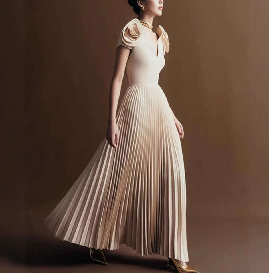 2026 spring and summer a3 niche design eye-catching three-dimensional flower V-neck elegant solid color pleated long dress evening gown