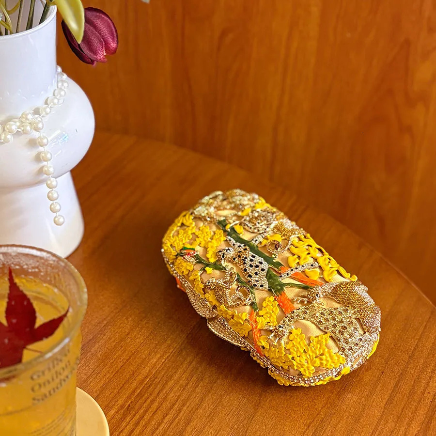 Chinese embroidery temperament glitter hollow pattern dinner bag retro exquisite celebrity messenger clutch 260307