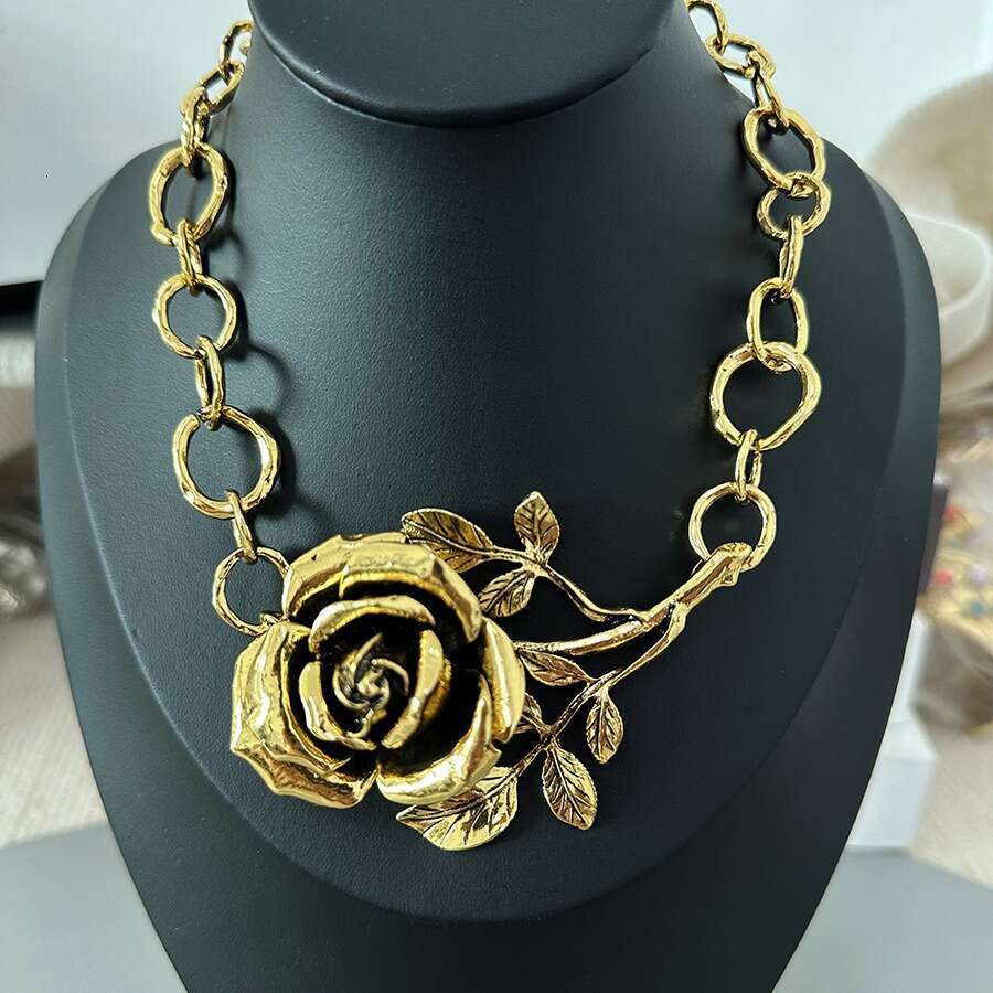 ZA European American Fashionable Unique Three-Dimensional Rose Flower Pendant Necklace with Stylish Metal Ring and Thick Clavicle Chain