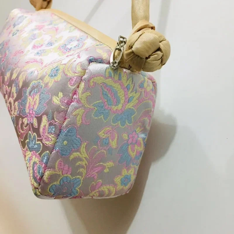 Fashion Chinese Style Silk Bag Women Handbag Japanese Hand Embroidery Cheongsam Female Cosplay Bags Clutch Purses 260307