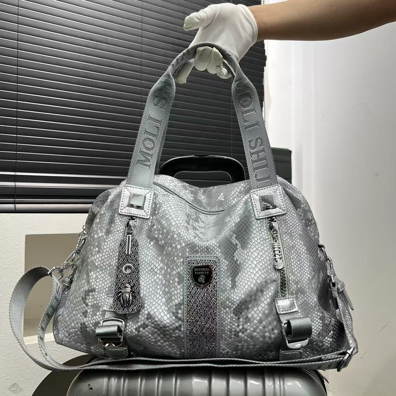 2026 new Women's Fashionable and Elegant Snake Print Tote Bag Large Capacity Temperament Sequined Socialite Handbag