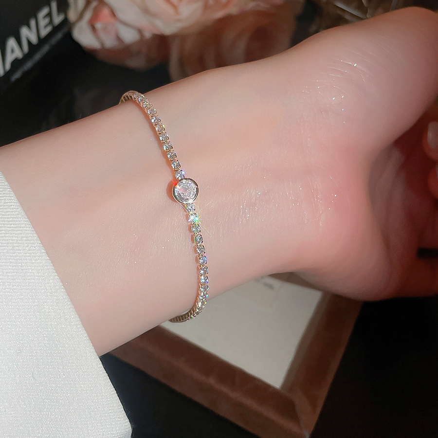 Fresh elegant adjustable bracelet for women, inlaid with imitation white iridescent zircon low-key luxury simple fashionable