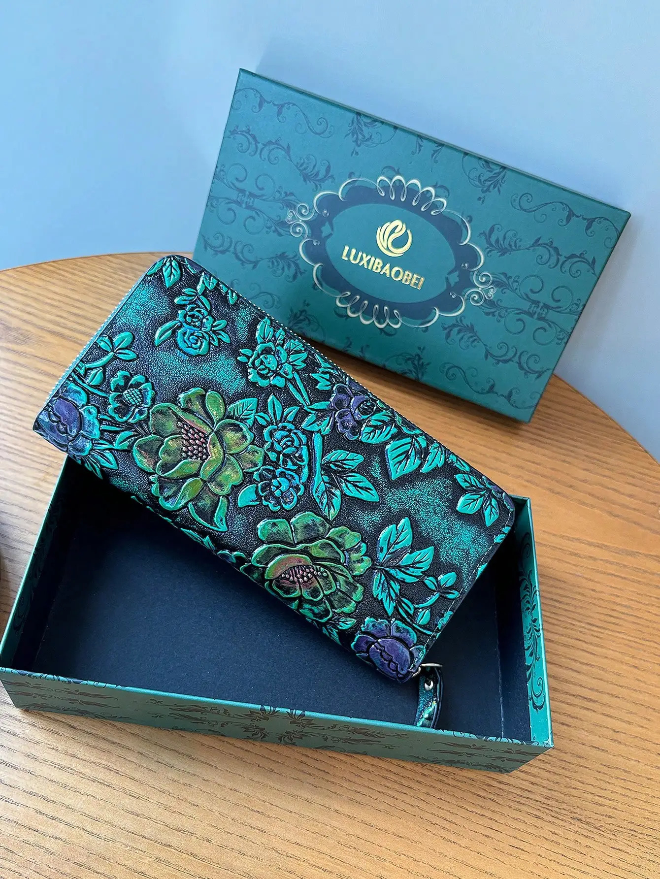 Highend retro carved long ladies purse fashion elegant leather carving flower clutch bag can put mobile phone multicard 260307