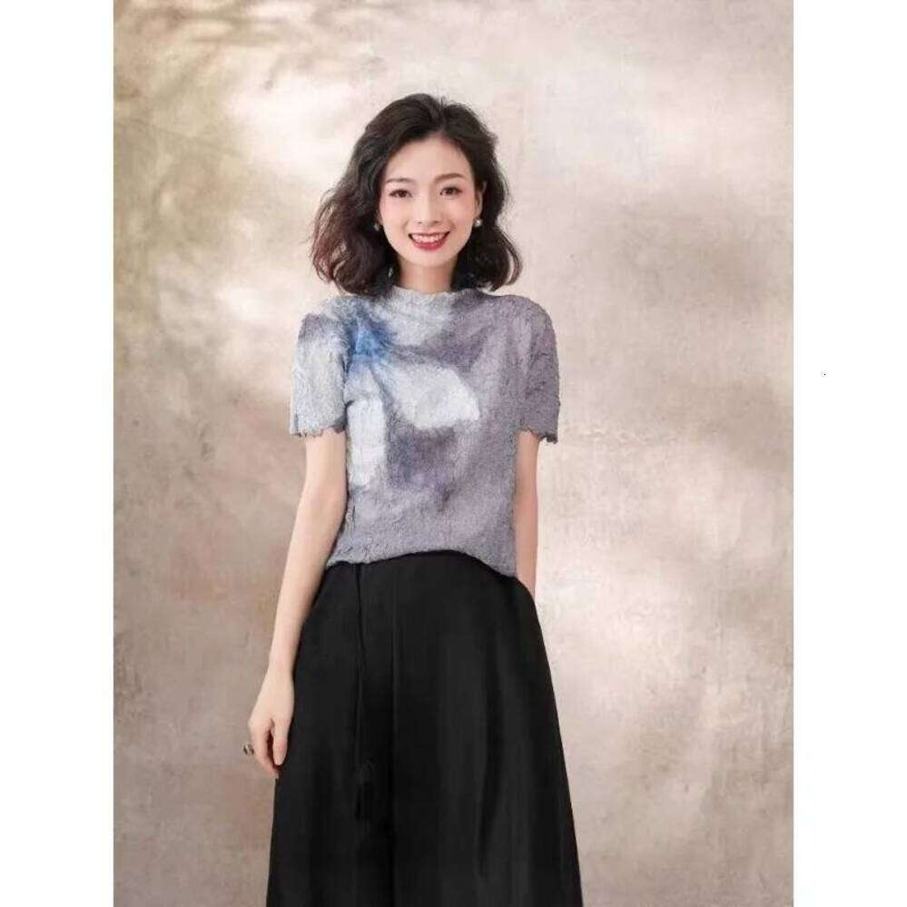 ZHE HAN Summer Miyake Pleated Round Neck T-Shirt Short-Sleeved Printed Top Simple Loose Large Size With Stretch Thin Breathable Clothing