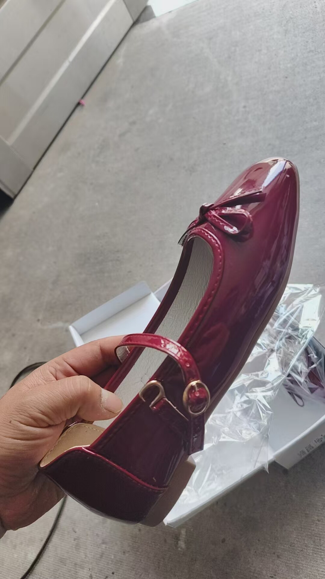 Ballet style shallow mouth single shoe 2025 new fashion bow French glossy small leather shoes buckle simple flat shoes