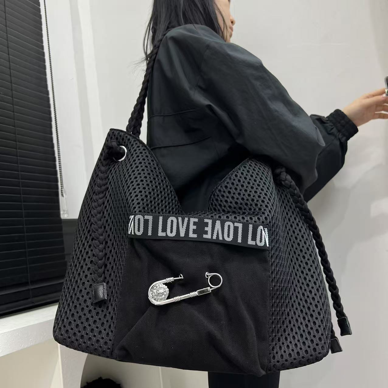 2026 new Women's casual Korean-style new large bag with woven shoulder strap crossbody unique large pin tote bag