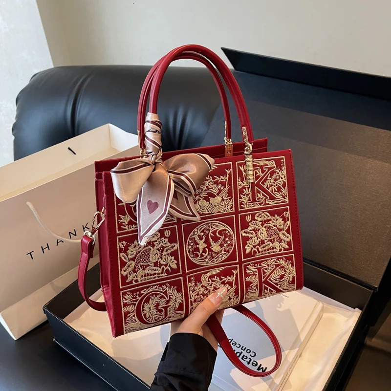 2024 Chinese Bag Bridal Embroidered Handbag with Phoenix n Large Capacity Bride Clutch Purse 260307