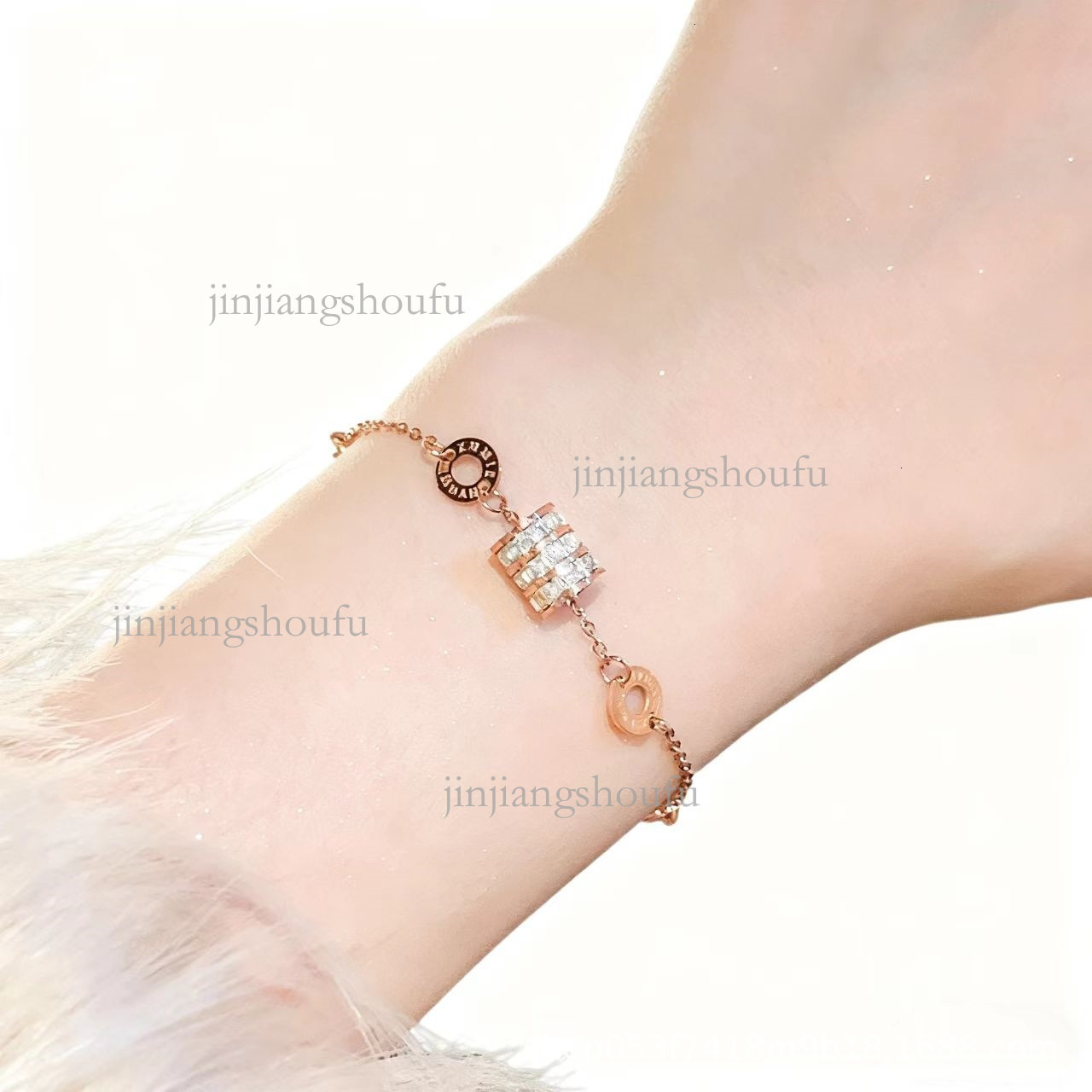 2026 Fashion All Diamond Titanium Steel Designer Bracelet Luxury Brand Non Fading Women's Jewelry Versatile High End 18K Gold Lock Chain Trendy N