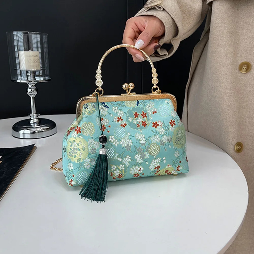 Retro Cheongsam Banquet Bag Elegant with Tassel Pendant Kiss Lock Shoulder Handheld Flower Chinese Style Handbag Wedding 260307