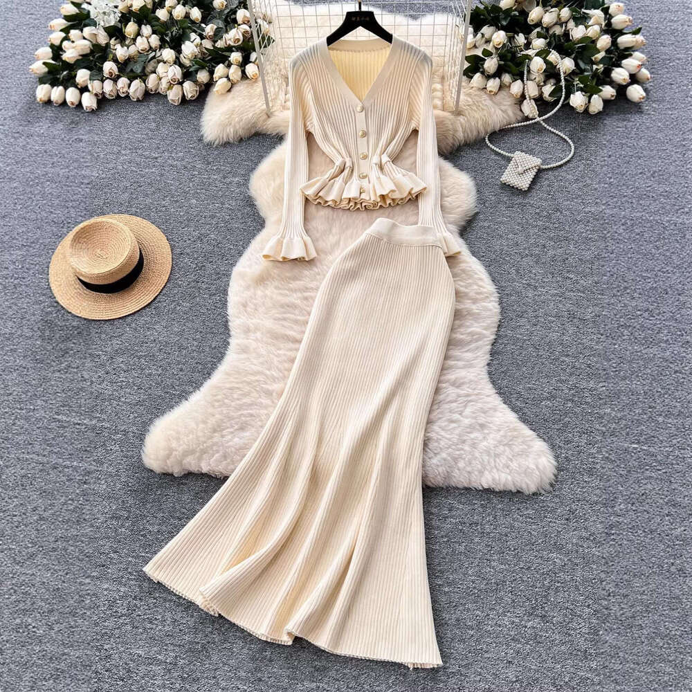 2026 autumn and winter designer French style new clothing with bell shaped sleeves knitted top, high waist fish tail long skirt