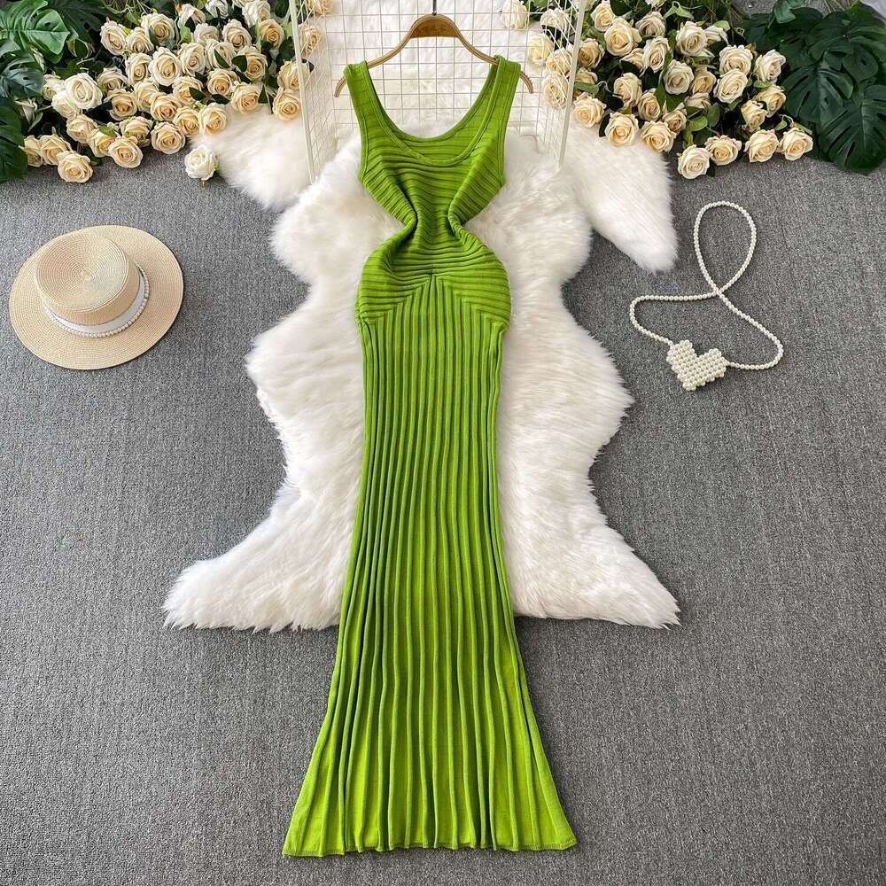 2026 American sexy sleeveless U-neck women's knitted vest summer slim fit pleated fish tail long skirt