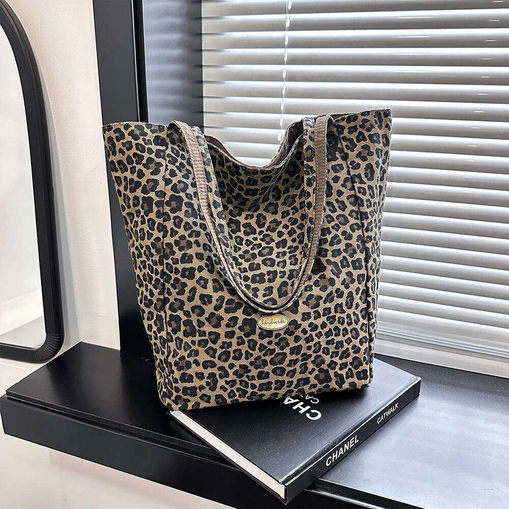 Leopard Print Canvas Women's 2025 Autumn and Winter New Fashion, College Style Tote Bag, Casual Large Capacity Cloth Bag XJ260306