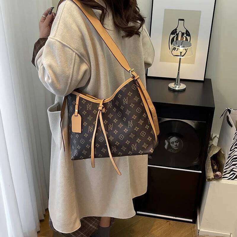 Winter Popular 2026 New Light Luxury Retro Printed Armpit Tote Women's Large-capacity Versatile Commuter Messenger Bag XJ260306