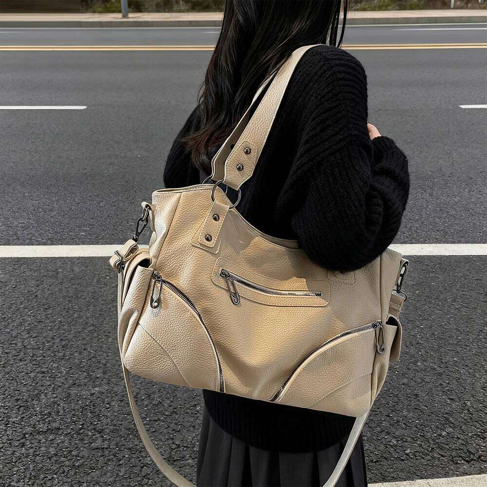 Korean Version of Niche Design Commuter Tote Large Capacity Motorcycle Carrying Shoulder Crossbody Bag, Spicy Girl Style XJ260306