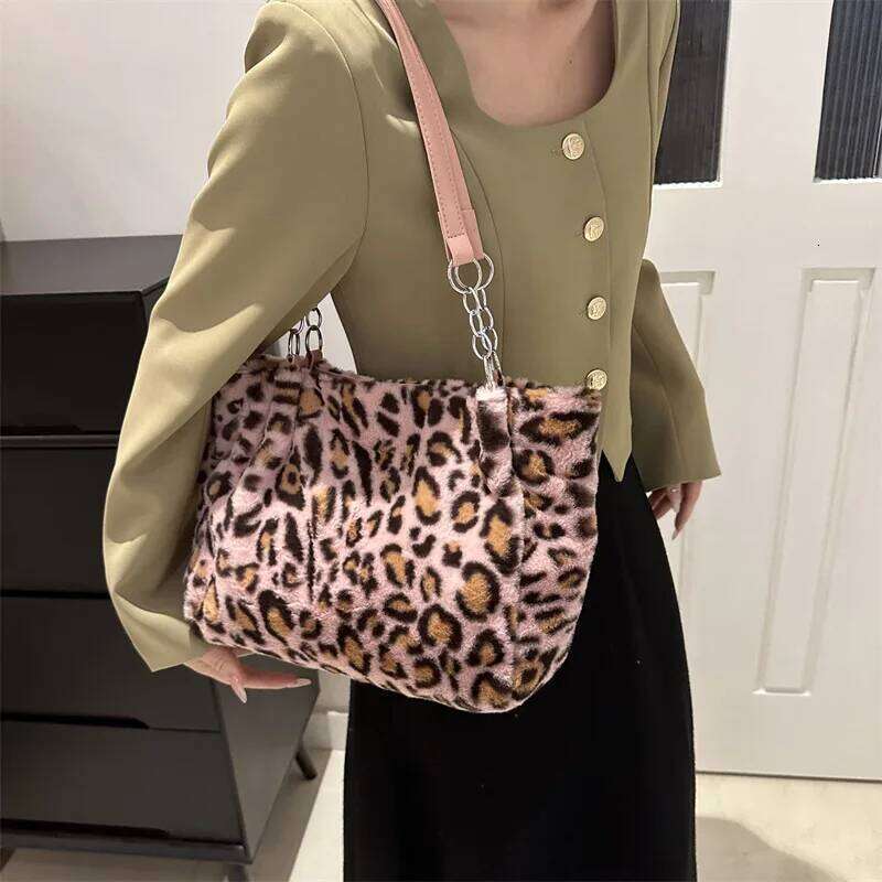 Vibrant Leopard Pattern Plush Simple Large Capacity Fluffy Shoulder Bags Korean Style Fashion Casual Chain Handbag for Tour XJ260306