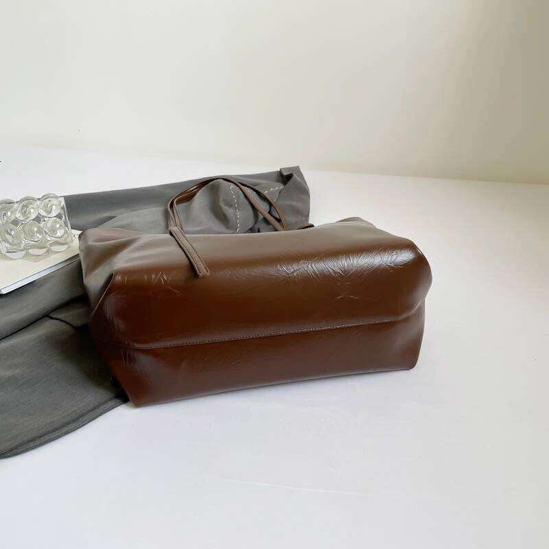 Elegant commuting tote with large capacity. Women's bag for 2025 autumn-winter season. Retro texture, simple and trendy sing XJ260306