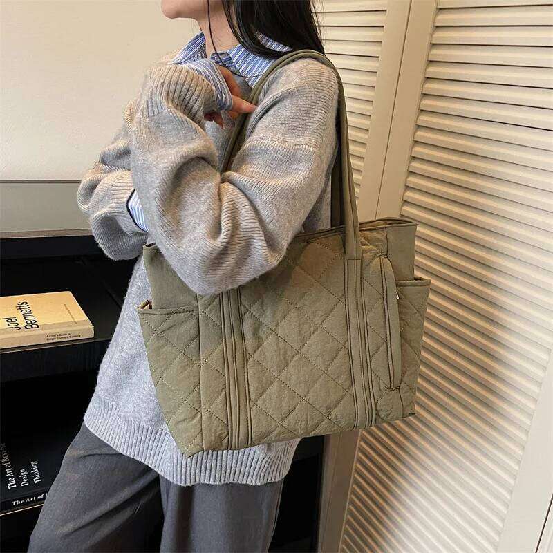 Winter Women Versatile Tote Lightweight Shoulder Large Capacity Fashion Simple Texture Commuting Bag XJ260306