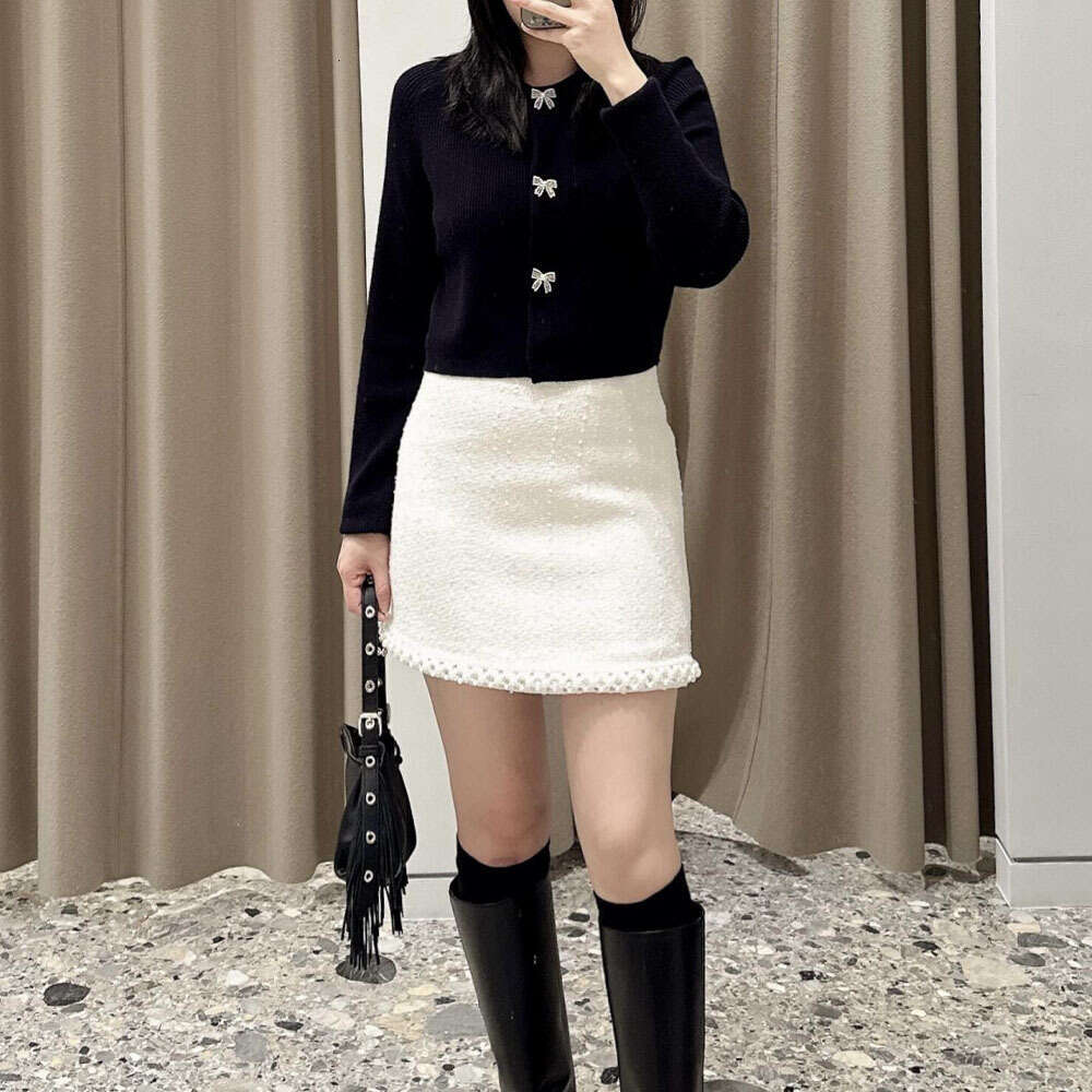 The new women's clothing for the spring and autumn of 2026 adopts a soft knitted cardigan bow and button decoration round A12 neck design