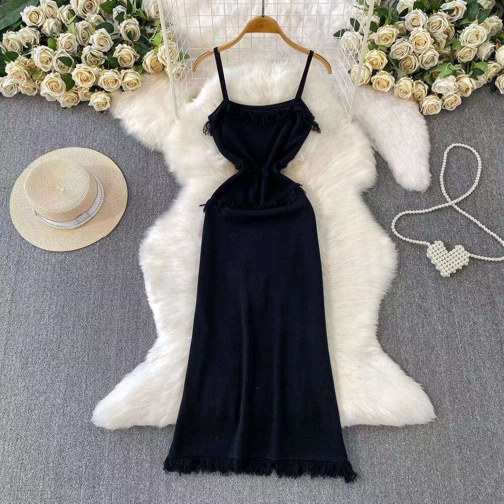 Pear shaped figure wearing slim fitting women's tank top skirt for spring and summer new trend, niche tassel knitted long skirt