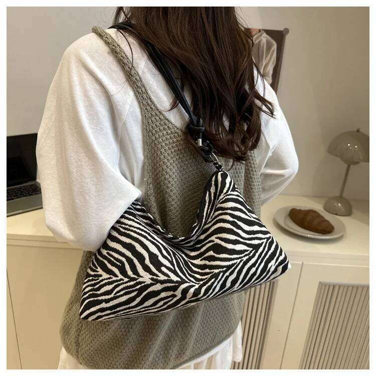 Zebra Design Corduroy Shoulder Underarm Bags for Women Strawberry Print Ladies Crossbody Bag Casual Portable Girls Hobos Handbag XJ260306