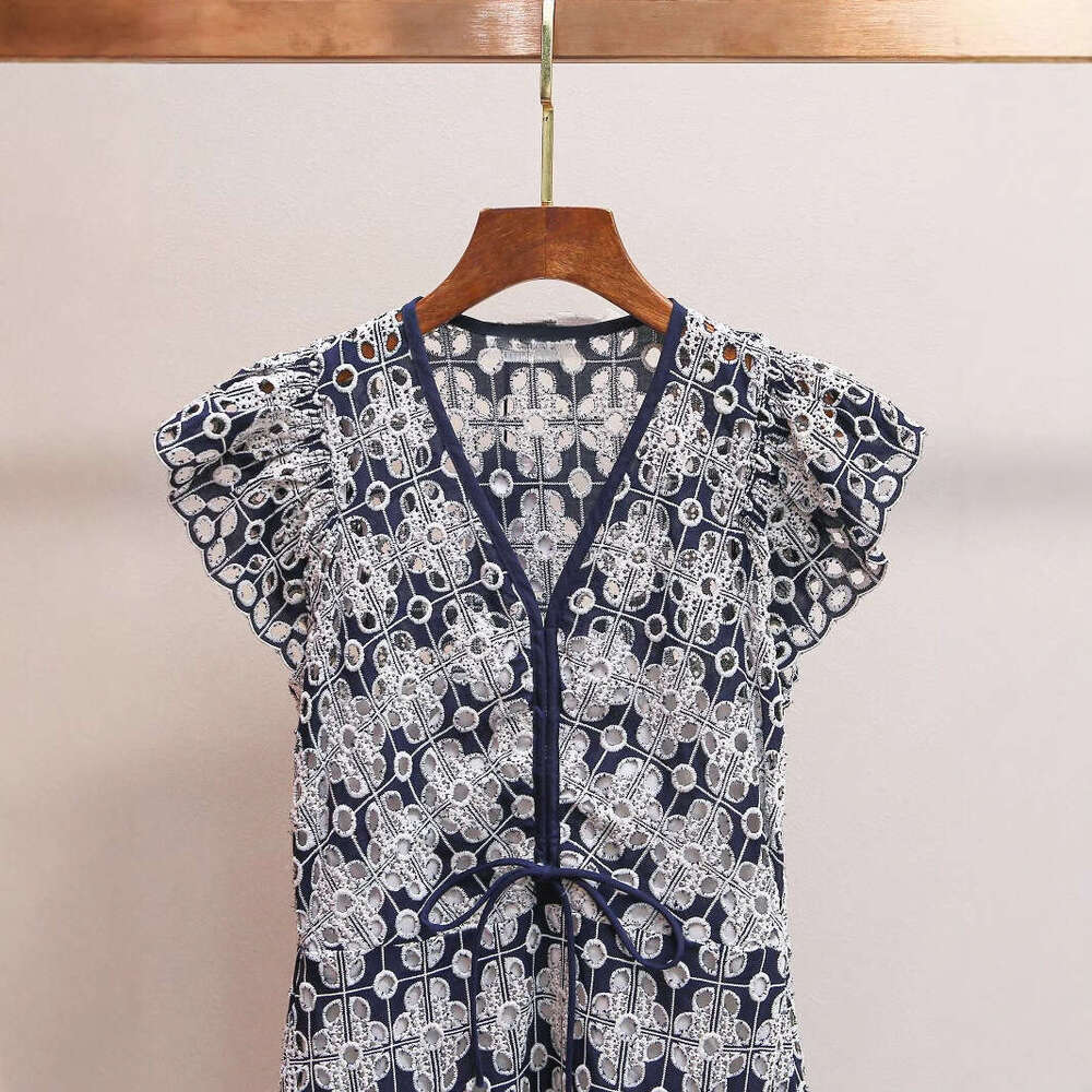 2026 Spring/Summer New Designer Fashionable Retro French V-neck Sleeveless Heavy Embroidered Hollow Lace Short Skirt