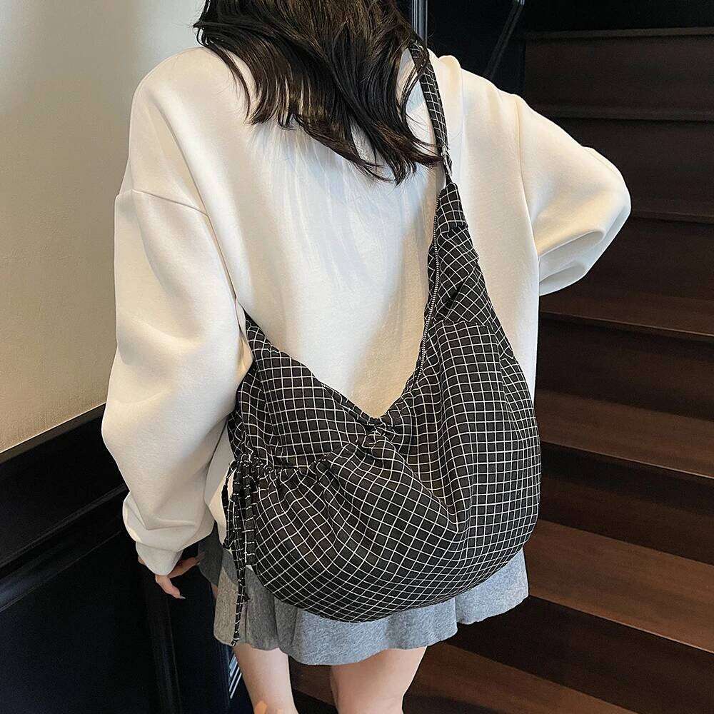 Korean Ins Lazy Style Cow Horn Large Capacity Canvas Pleated Plaid Commuting Shoulder Crossbody Bag for Women XJ260306