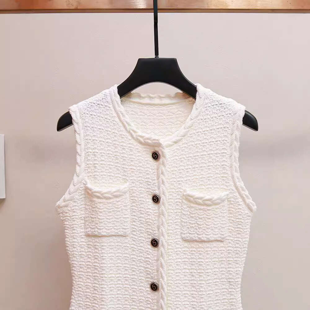 2026 designer high-end women's clothing new single breasted style sleeveless knitted white elegant dress